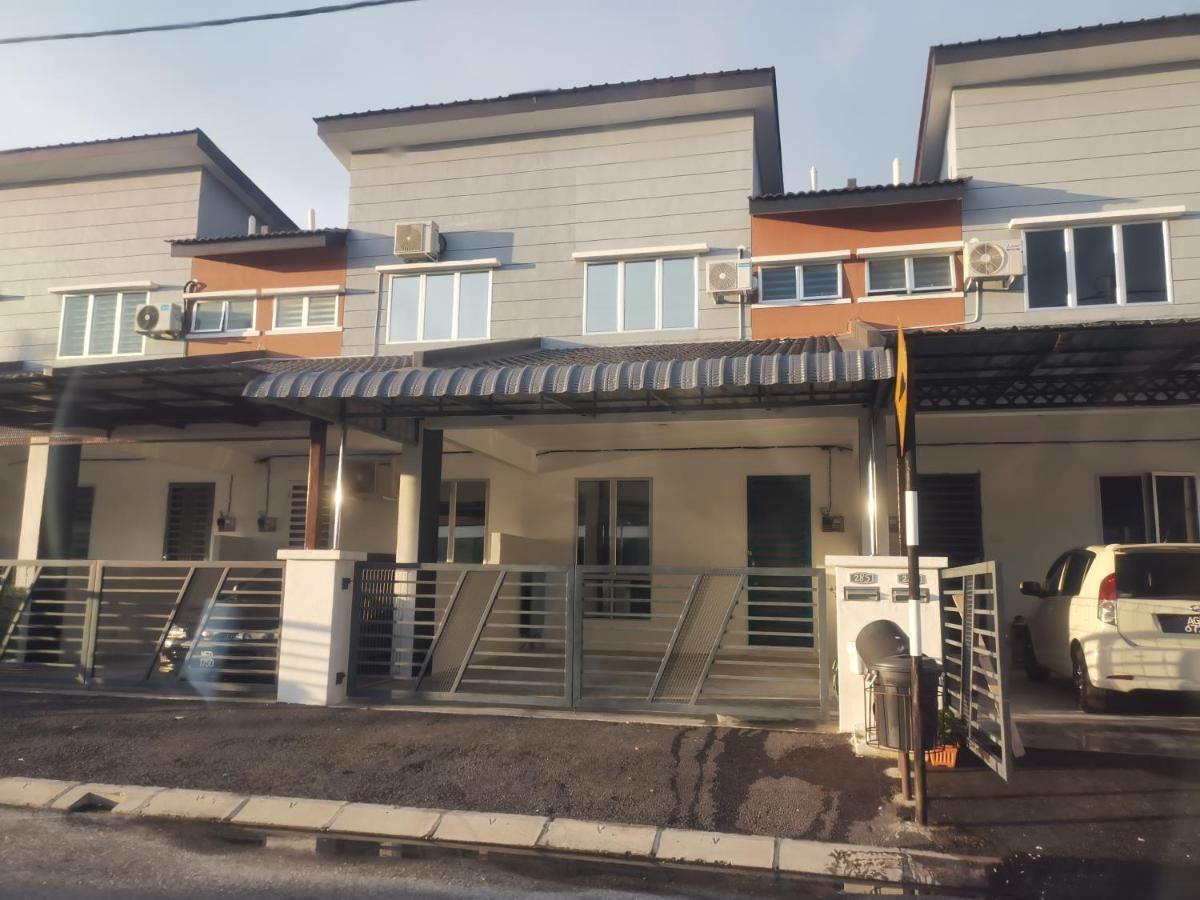 Lynn Homestay Seri Iskandar Exterior foto